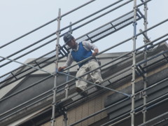 高所作業をする作業員