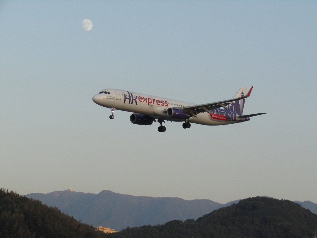 香港エクスプレスのランディングと月　福岡空港にて