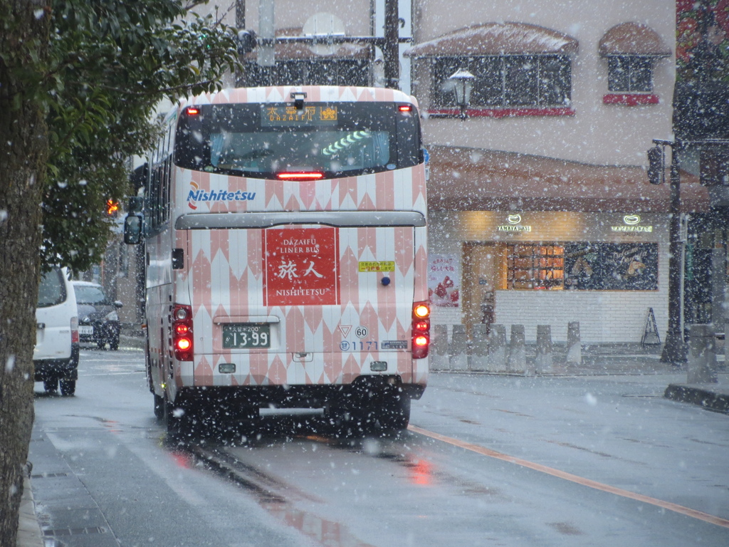 雪の中を走る西鉄バス旅人　①