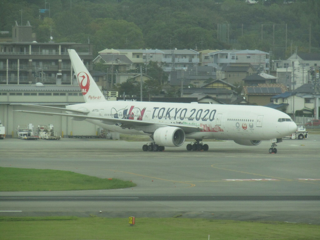 台風の影響で福岡空港で待機する機体　②