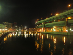 夜の都市高速と水面の明かり