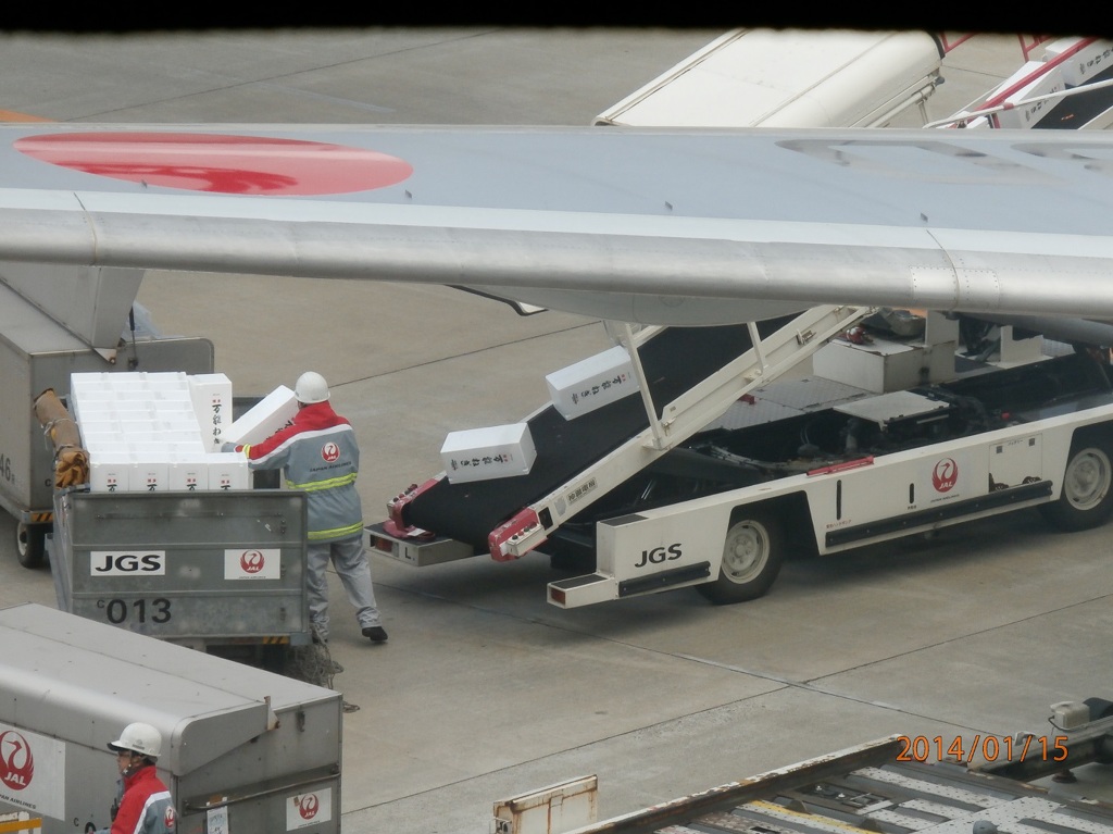 飛行機への荷物搭載①