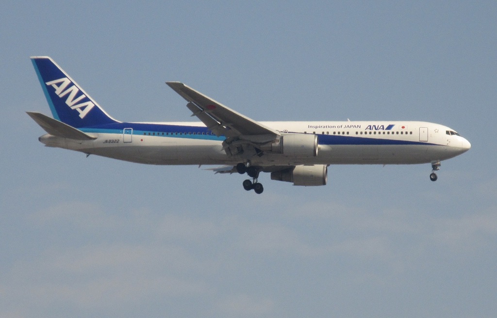 ANA  B767-300通過