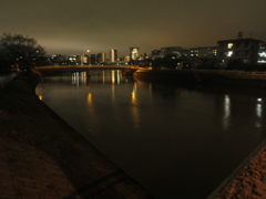 夜の川辺と街灯の光　②