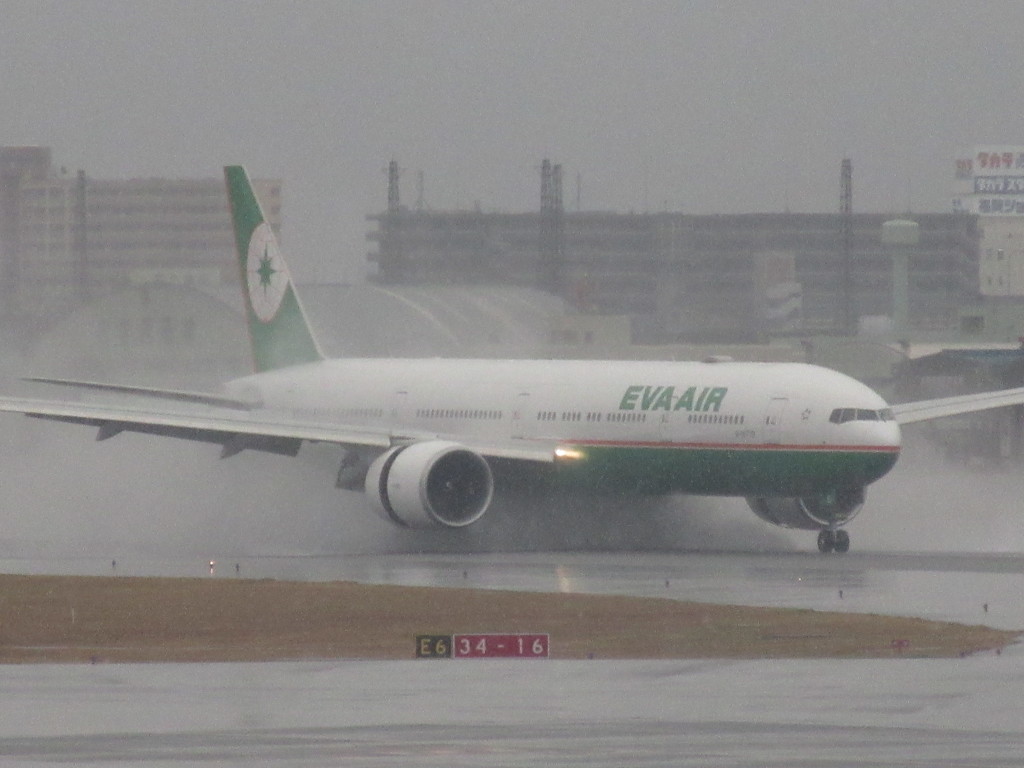 雨の中の着陸①