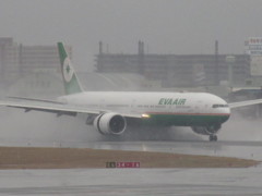 雨の中の着陸①