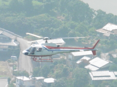 山頂から見た低空飛行する西空のヘリ②