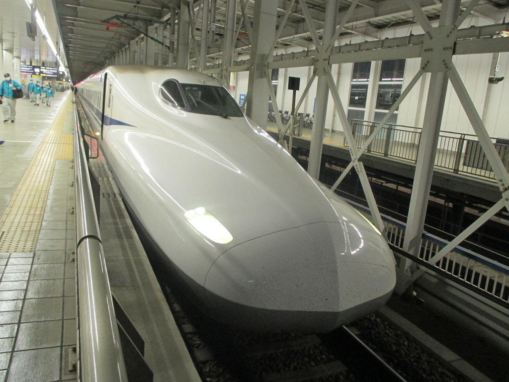 博多駅に停車中のN700系のぞみ