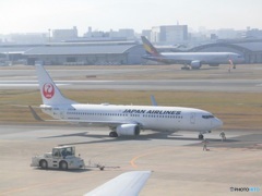 出発するJAL737