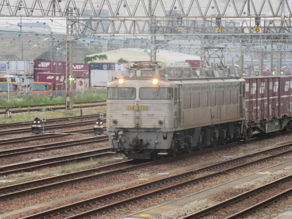 EF81-303が入線　福岡貨物ターミナルにて　②