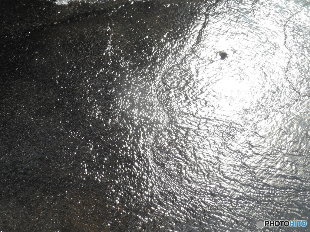 路上を流れる雪解け水③