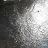 路上を流れる雪解け水③