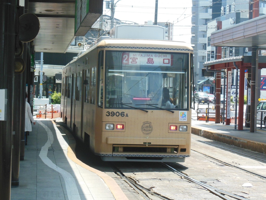広島市内を走る広島市電　②