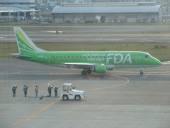 FDAを見送る社員の人たち