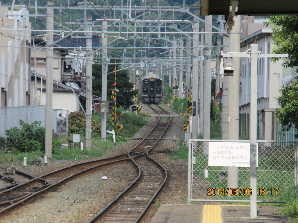 篠栗駅を発車した813系