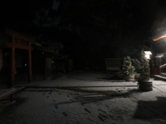 雪の夜の神社　③