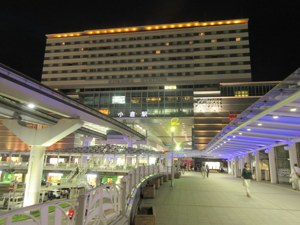 夜の小倉駅前　①