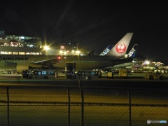 夜の空港の灯火と飛行機