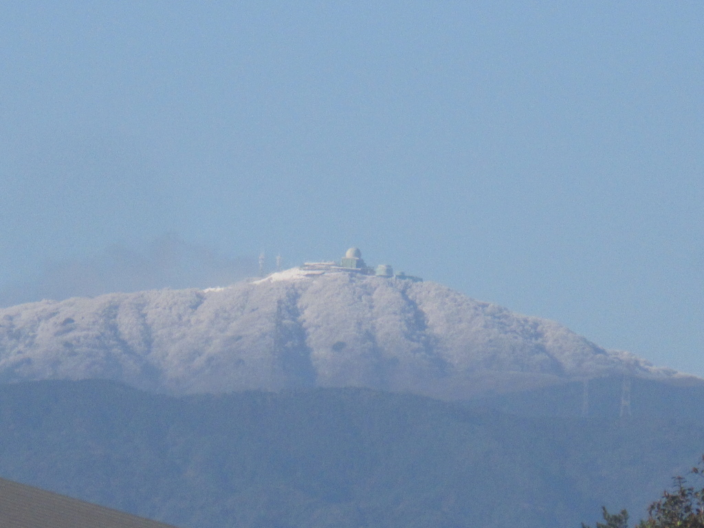 雪に覆われた脊振山