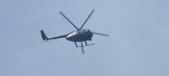 上空を飛ぶ自衛隊へり