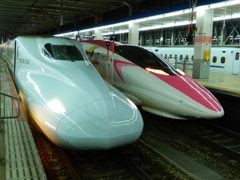 博多駅にて　N700系と500系ハローキティ