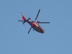 上空を通過する消防ヘリ　JA08FC