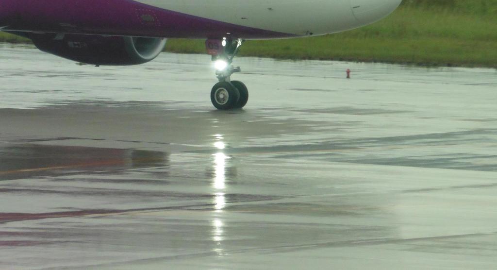 誘導路に映りこむ航空灯①