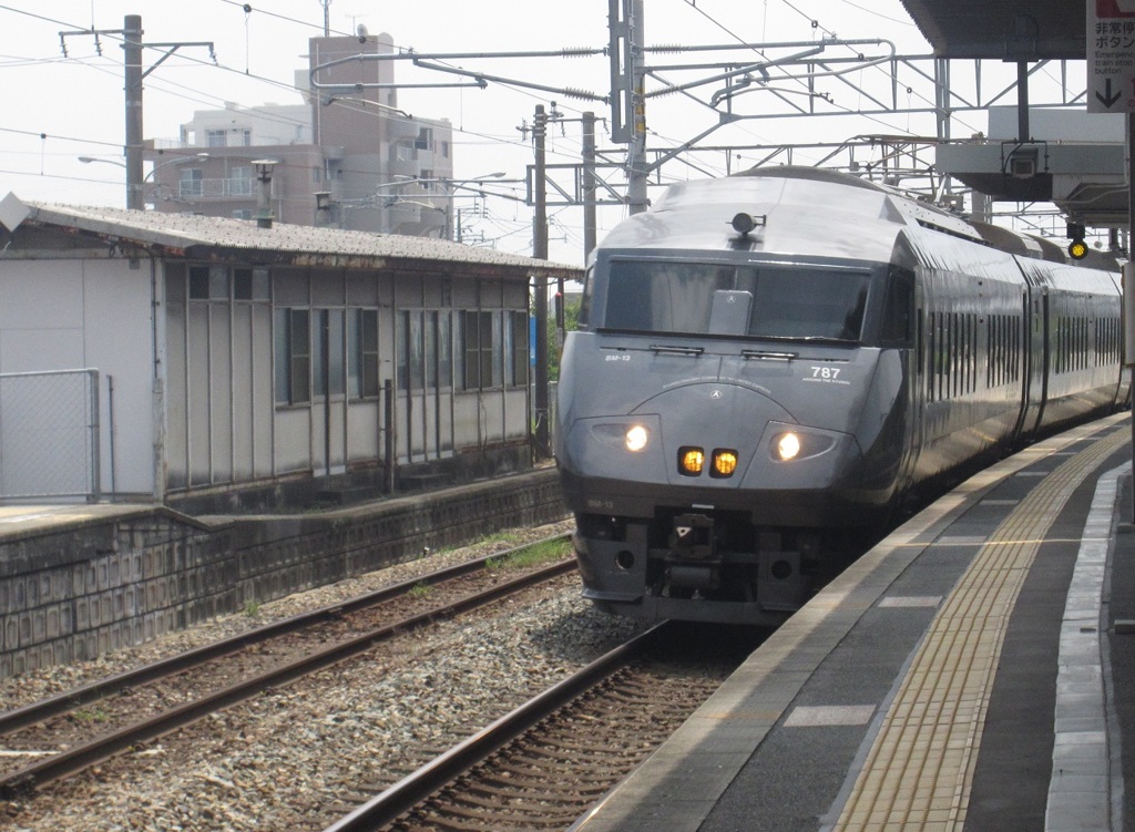 駅を通過する787系かもめ