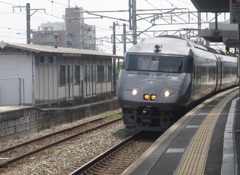 駅を通過する787系かもめ