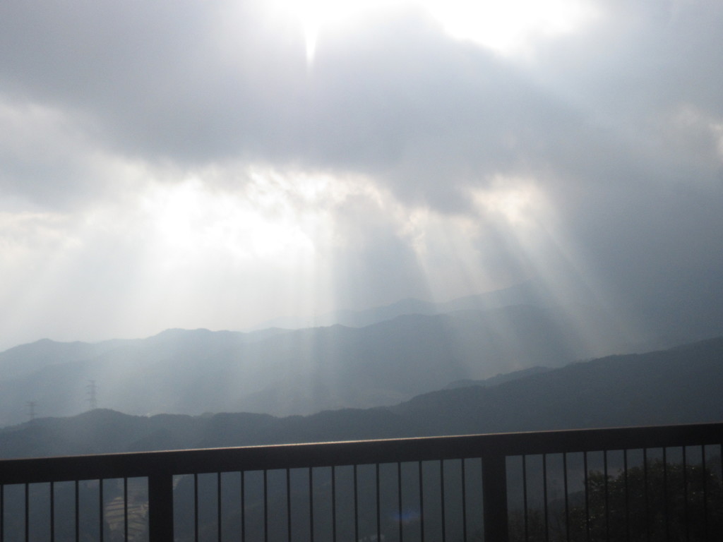 空から差し込む太陽光　①