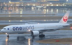 JAL　777-200　羽田到着
