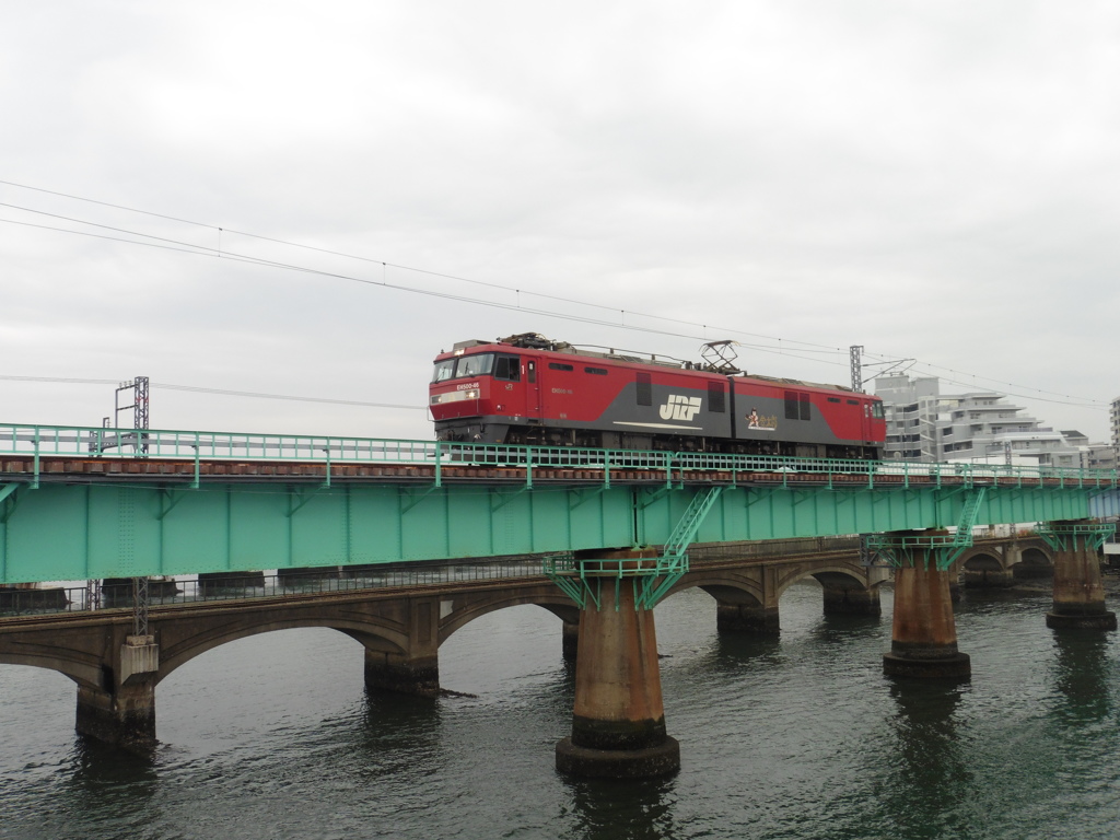 橋梁を通過するEH500-46機関車②