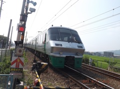 目の前から783系列車