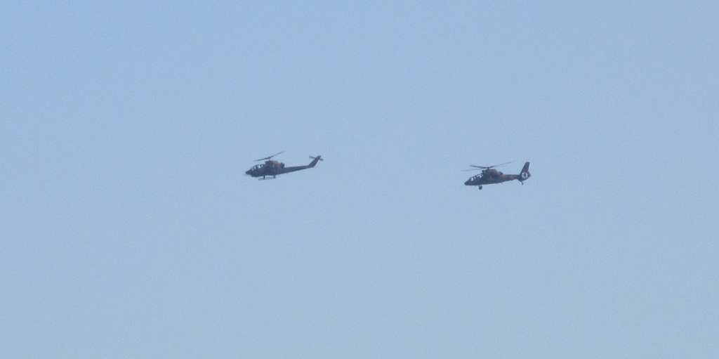 ２機対になって飛行する自衛隊ヘリ