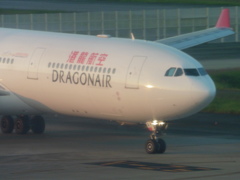 夕日を受けて出発する香港ドラゴン航空