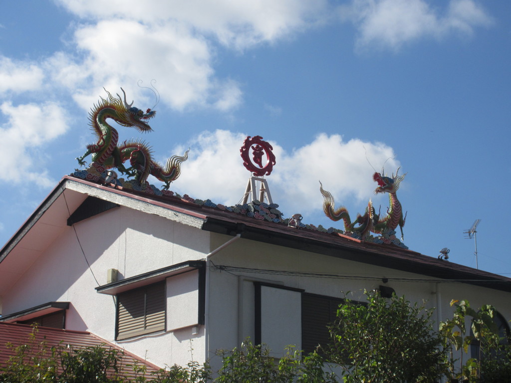 屋根の上の龍の置物