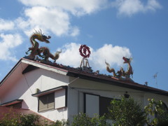 屋根の上の龍の置物