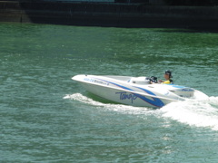 水上バイクを楽しむ若者③