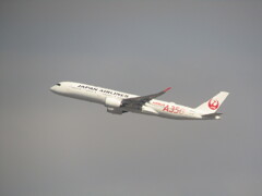 博多シティの屋上より　JAL A350の離陸