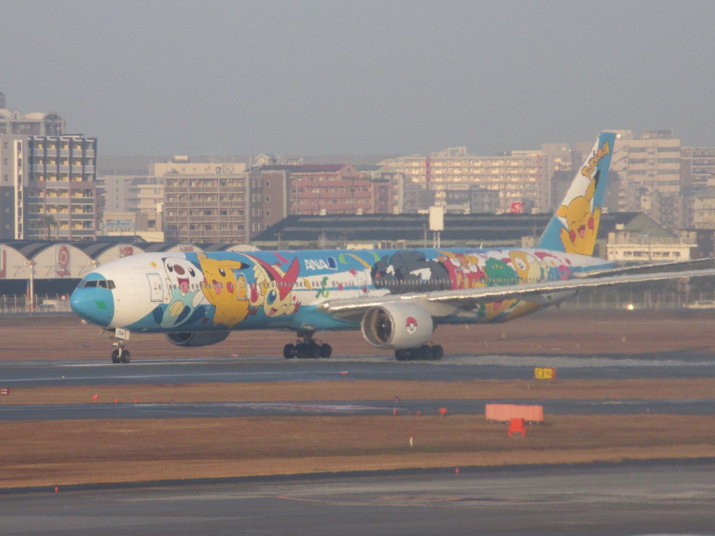 ANA  B773 ポケモンジェット離陸①