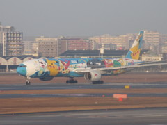 ANA  B773 ポケモンジェット離陸①