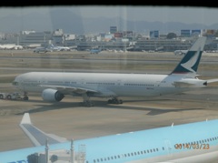 福岡空港を出発するキャセイパシフィック