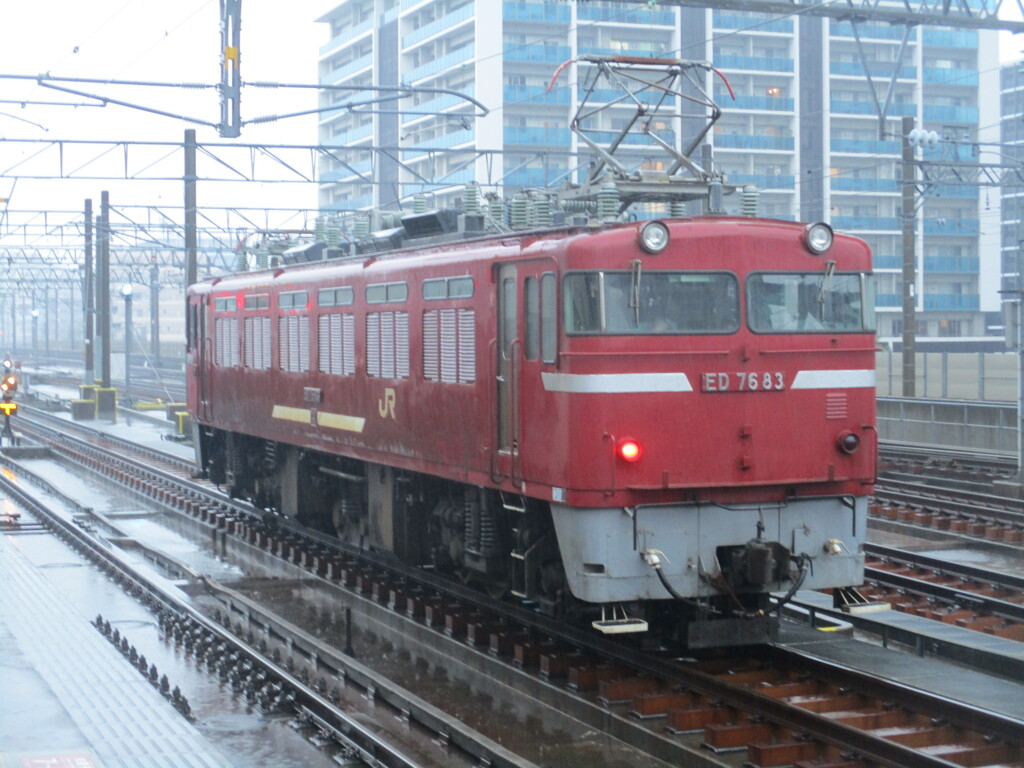 雨の中のED76機関車
