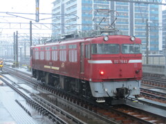 雨の中のED76機関車