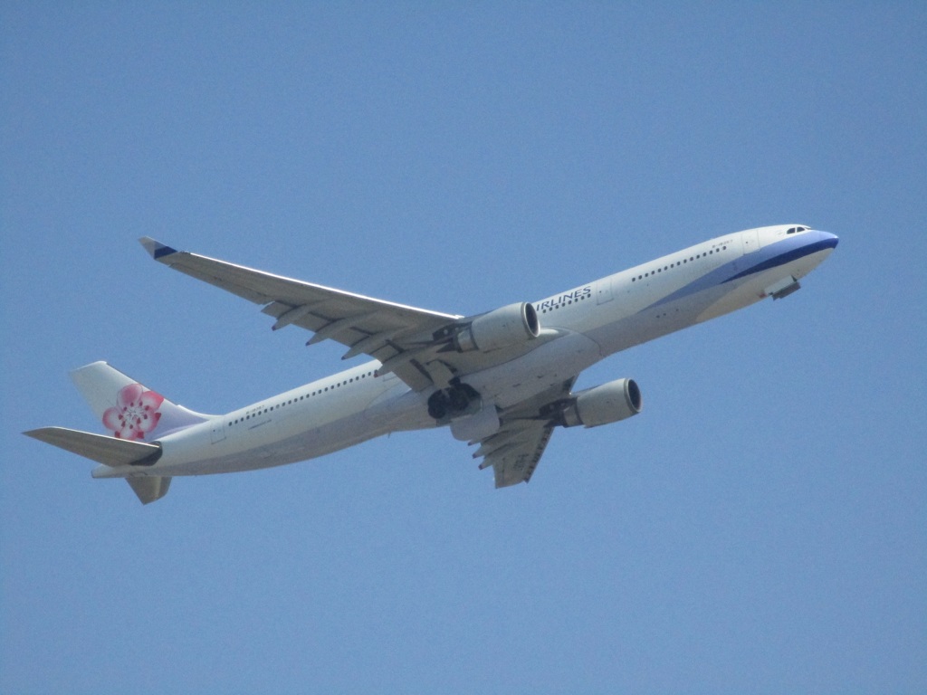 CHINA AIRLINE  A330-300  B-18357