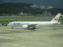 数日前に福岡空港へDVTJAL B777-200ER JA708J　②