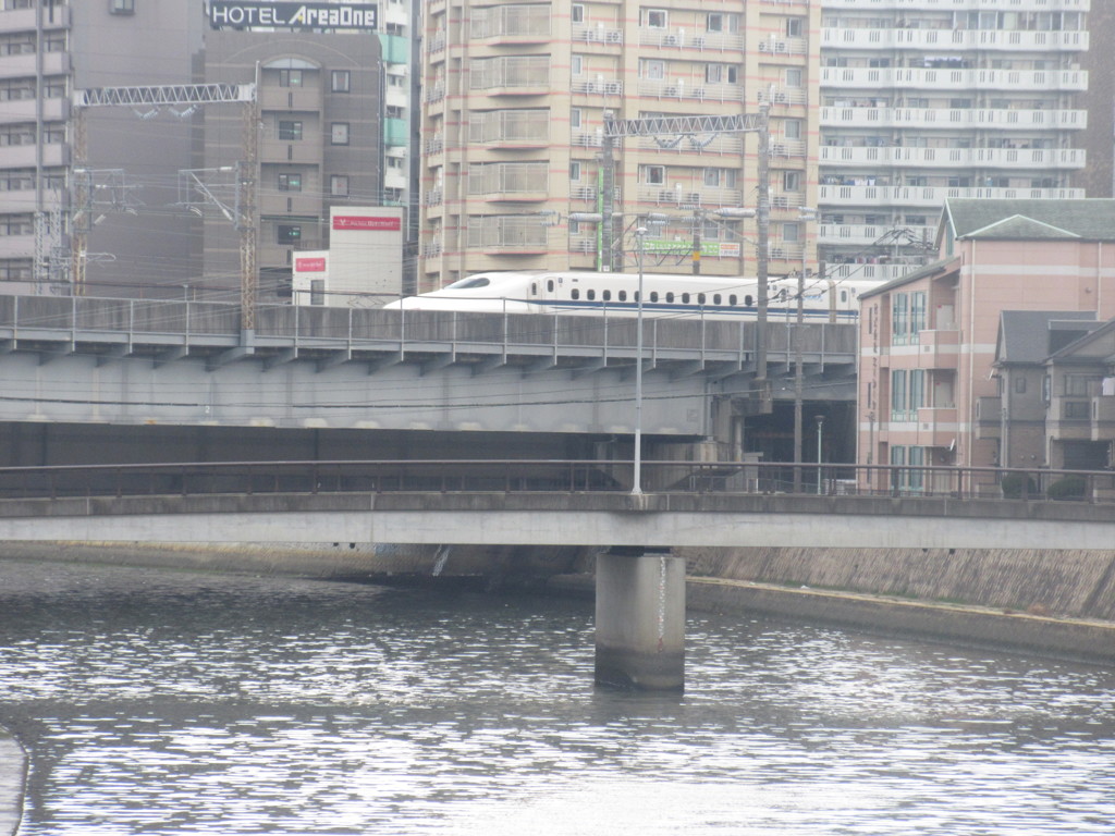 高架橋を通過する新幹線