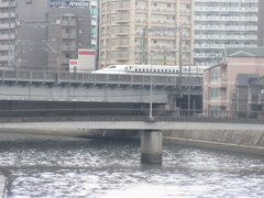 高架橋を通過する新幹線