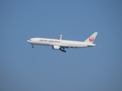 福岡空港に進入するJAL777-200