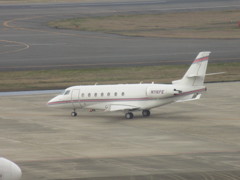 飛来したガルフストリームのビジネスジェット　